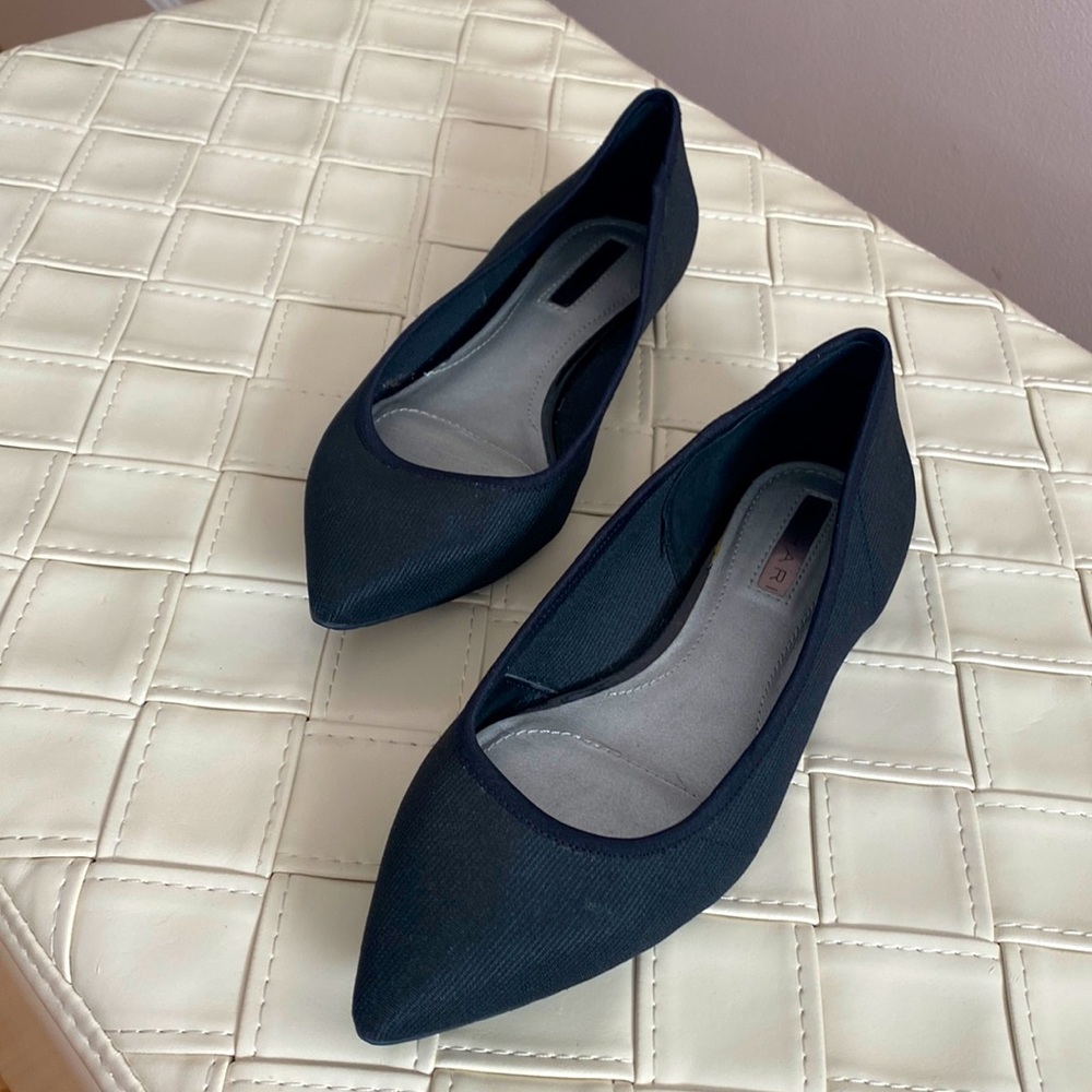 Size 8 black flats